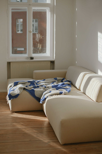 beiges PYLLOW Sofa L-Form in Stadtwohnung